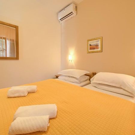 Apartments Loncar Krk Town Exterior foto