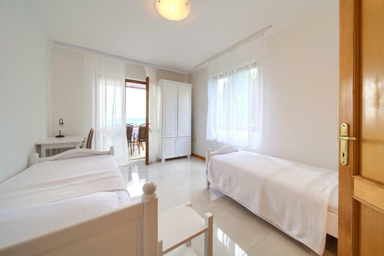Apartments Loncar Krk Town Exterior foto