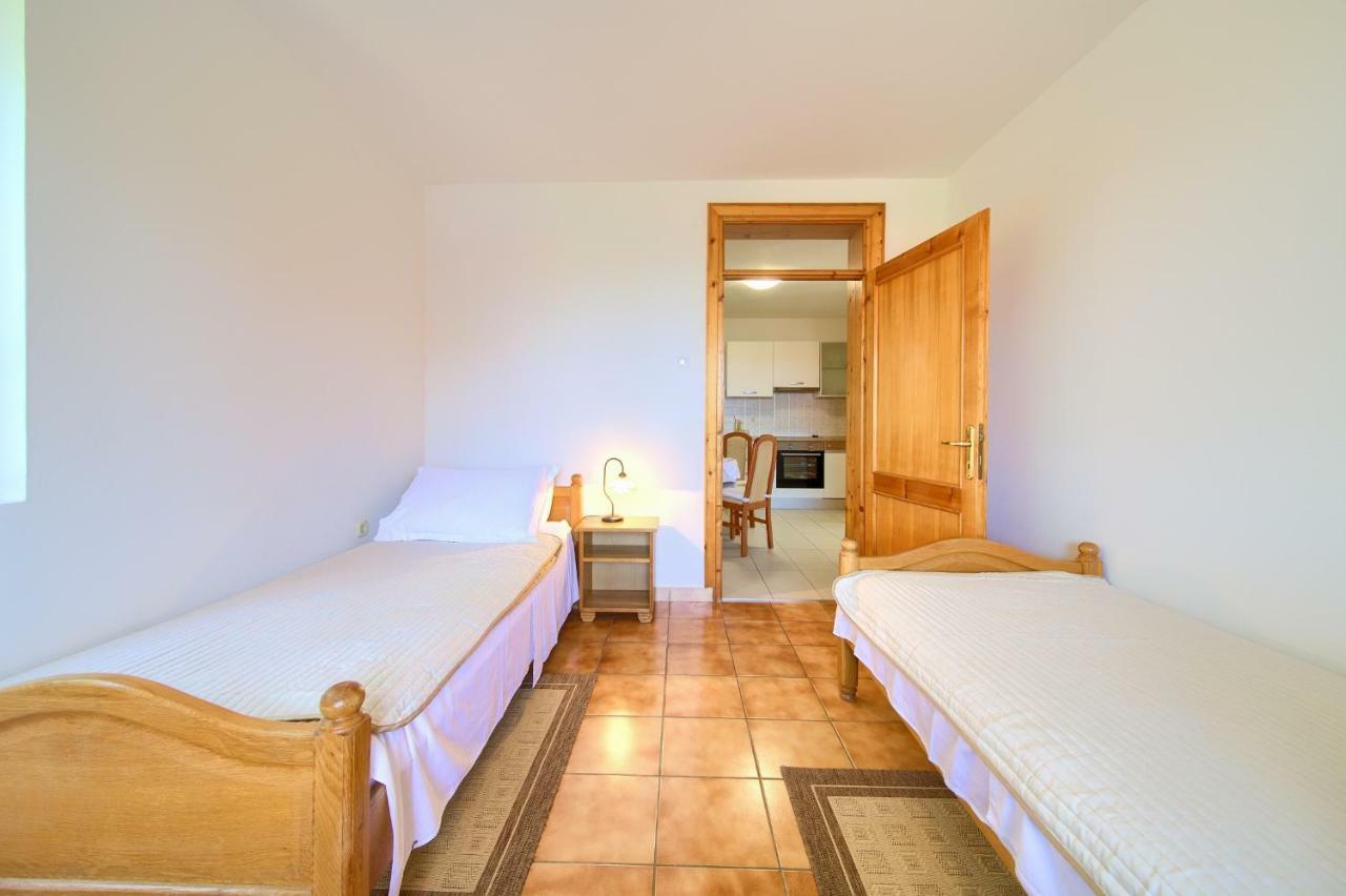 Apartments Loncar Krk Town Exterior foto